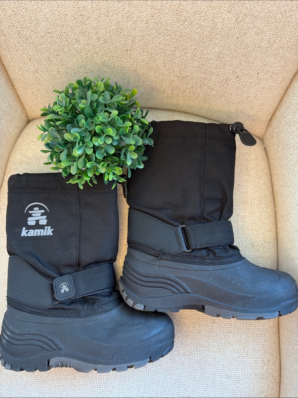 Kamik Black Kids Snow Boots with Hook-and-Loop Strap size 1